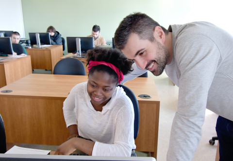 Enseignant répondant à une étudiante