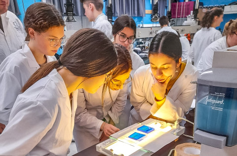 Groupe d'étudiants en laboratoire