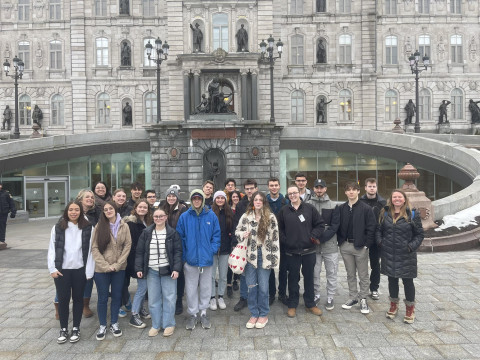 Groupe d'étudiants devant le parlement du Québec.