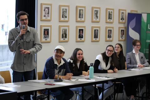 Groupe d'étudiants souriants